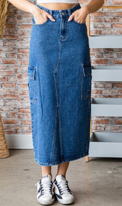 Front Pockets Shown of Denim Simplicity Skirt in Medium Wash Color